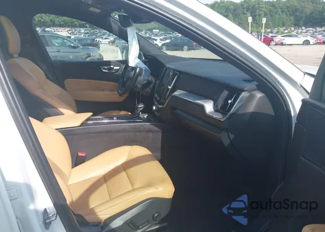 2018 Volvo Xc60 T5 Momentum z USA, uszkodzony, nr VIN LYV102RK1JB106272